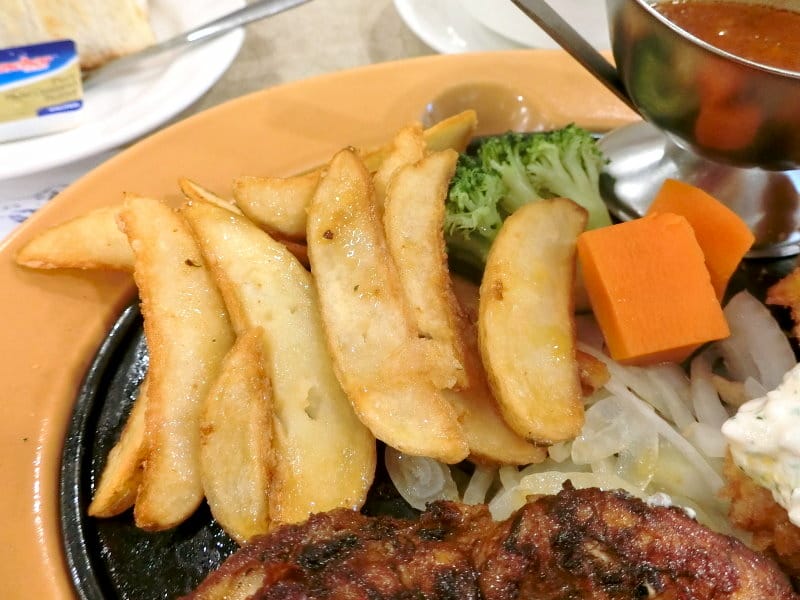 台北車站美食|樂雅樂家餐廳台北站前店|山型麵包外酥內軟、美式