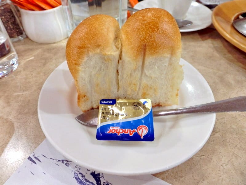 台北車站美食|樂雅樂家餐廳台北站前店|山型麵包外酥內軟、美式