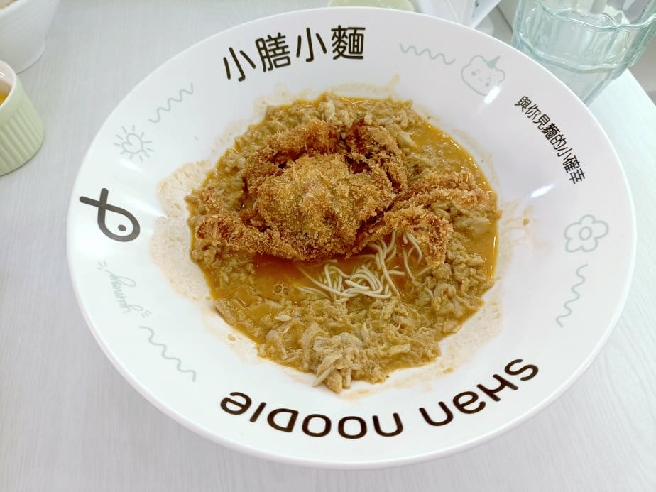 台北國父紀念館美食|小膳小麵-網紅文青麵食館!首推蟹黃麵，吃