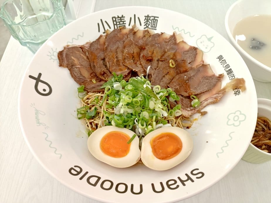 台北國父紀念館美食|小膳小麵-網紅文青麵食館!首推蟹黃麵，吃