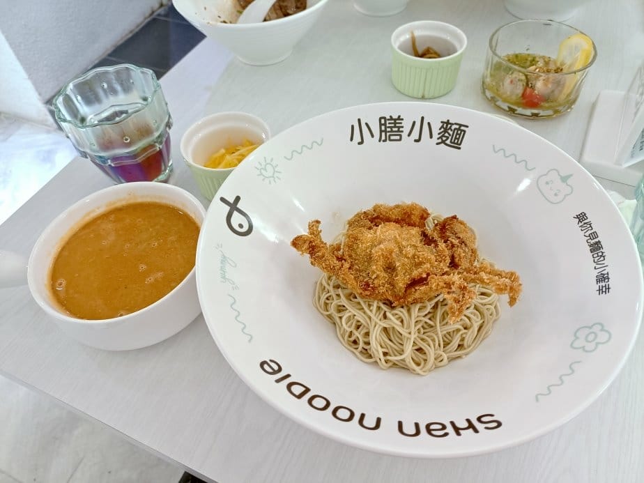 台北國父紀念館美食|小膳小麵-網紅文青麵食館!首推蟹黃麵，吃