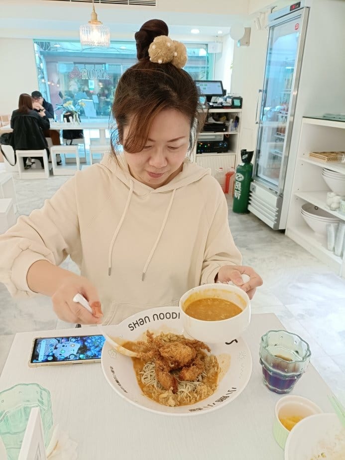 台北國父紀念館美食|小膳小麵-網紅文青麵食館!首推蟹黃麵，吃