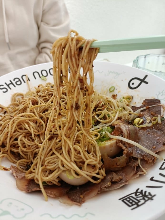 台北國父紀念館美食|小膳小麵-網紅文青麵食館!首推蟹黃麵，吃