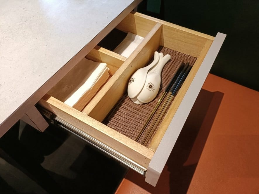 台北忠孝敦化美食|霸骨爹肉骨茶餐室/許士A1，肉骨茶湯免費續