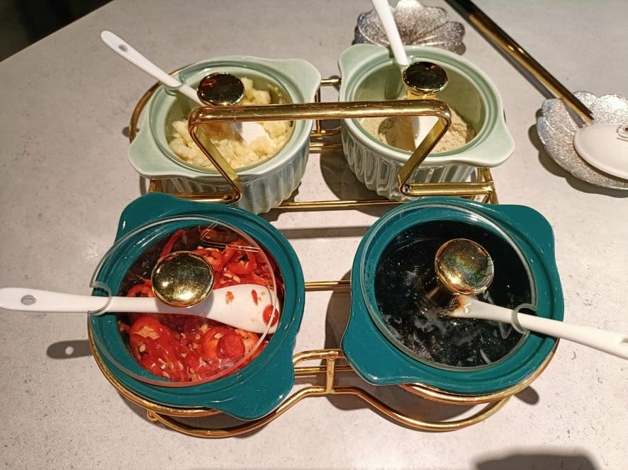 台北忠孝敦化美食|霸骨爹肉骨茶餐室/許士A1，肉骨茶湯免費續