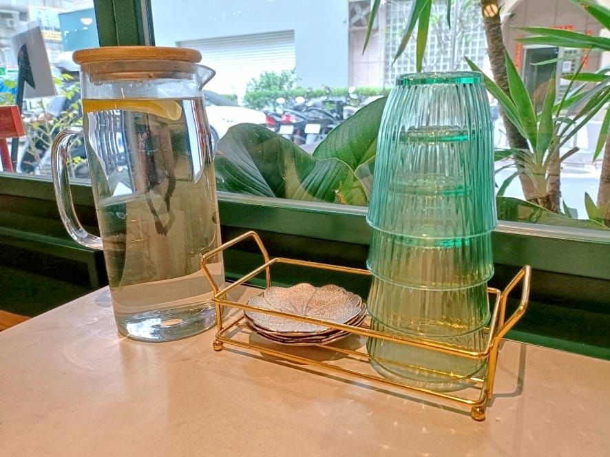 台北忠孝敦化美食|霸骨爹肉骨茶餐室/許士A1，肉骨茶湯免費續