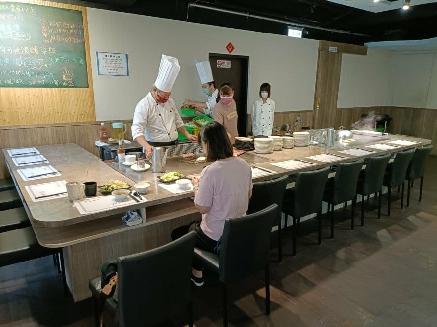 桃園美食|莯鑶手創鐵板料理，內用白飯、湯品、冷熱飲、冰淇淋無