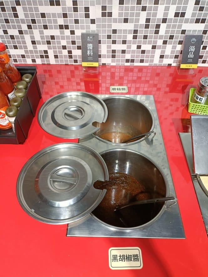 桃園美食|黑蒙牛牛排館，飲料、濃湯、冰淇淋無限享用~內用不加