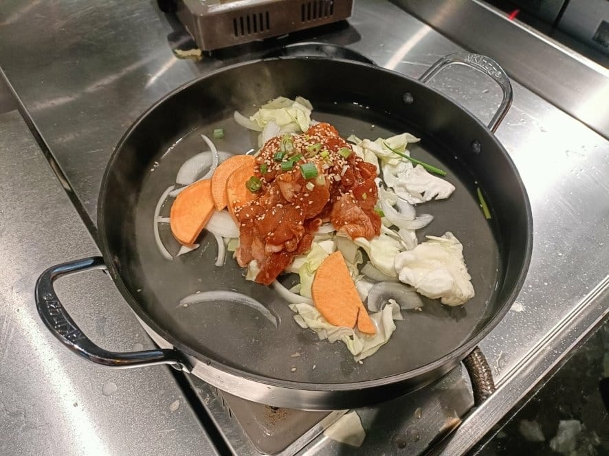 台北中山區美食|OKAY 韓飽飽銅盤烤肉．韓國料理吃到飽!內