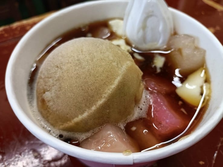 桃園甜品|福麻糬豆花-藝文店，在教室吃豆花耶!豆花中帶有麻糬
