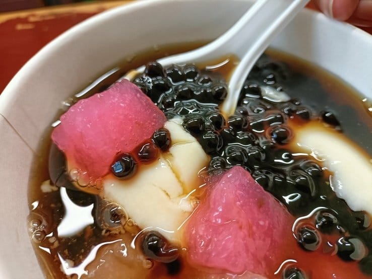 桃園甜品|福麻糬豆花-藝文店，在教室吃豆花耶!豆花中帶有麻糬