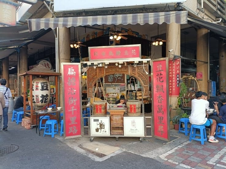 台南小吃|修安扁擔豆花,國華街上老牌豆花~很像牛奶麻糬的黑糖 台南小吃|修安扁擔豆花,國華街上老牌豆花~很像牛奶麻糬的黑糖