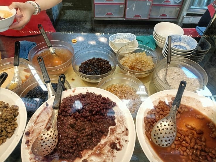 台南小吃|修安扁擔豆花,國華街上老牌豆花~很像牛奶麻糬的黑糖 台南小吃|修安扁擔豆花,國華街上老牌豆花~很像牛奶麻糬的黑糖