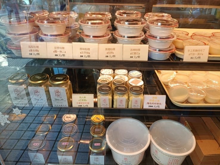 台南小吃|修安扁擔豆花,國華街上老牌豆花~很像牛奶麻糬的黑糖 台南小吃|修安扁擔豆花,國華街上老牌豆花~很像牛奶麻糬的黑糖