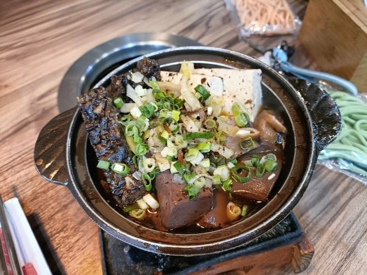 板橋火鍋|武侍-麻辣鍋、涮涮鍋~首推醇香蒜蒜湯頭，一鍋入魂!