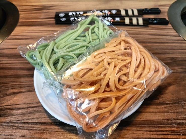 板橋火鍋|武侍-麻辣鍋、涮涮鍋~首推醇香蒜蒜湯頭，一鍋入魂!