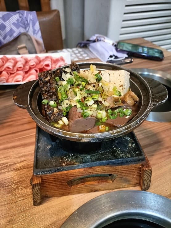 板橋火鍋|武侍-麻辣鍋、涮涮鍋~首推醇香蒜蒜湯頭，一鍋入魂!