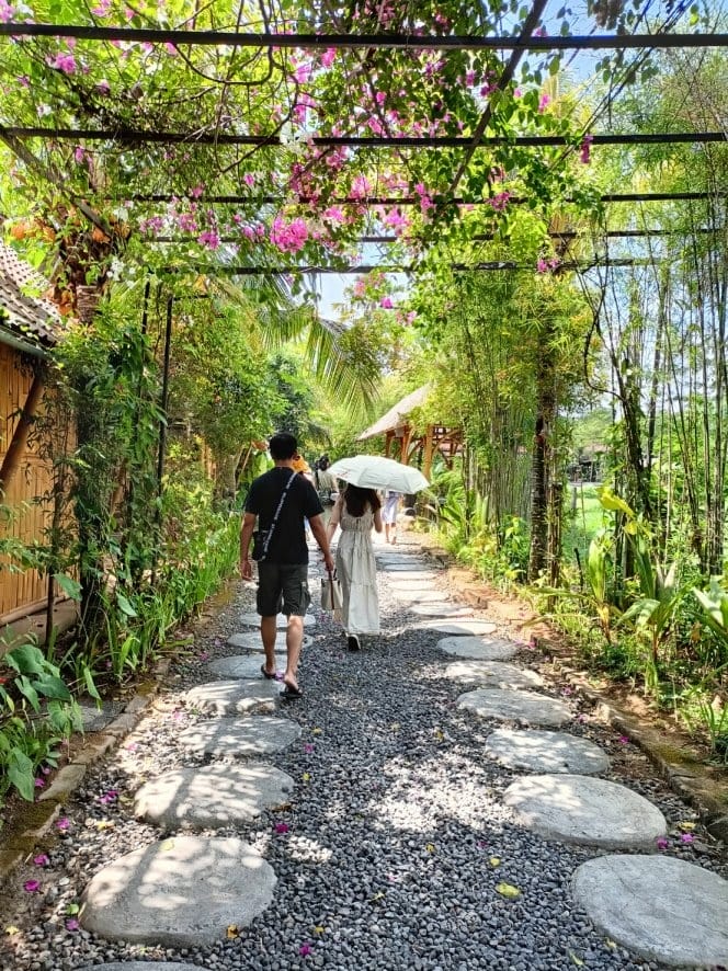 2023峇里島|香酥髒鴨餐,看起來不髒但很乾扁的鴨子...吃 2023峇里島|香酥髒鴨餐,看起來不髒但很乾扁的鴨子...吃