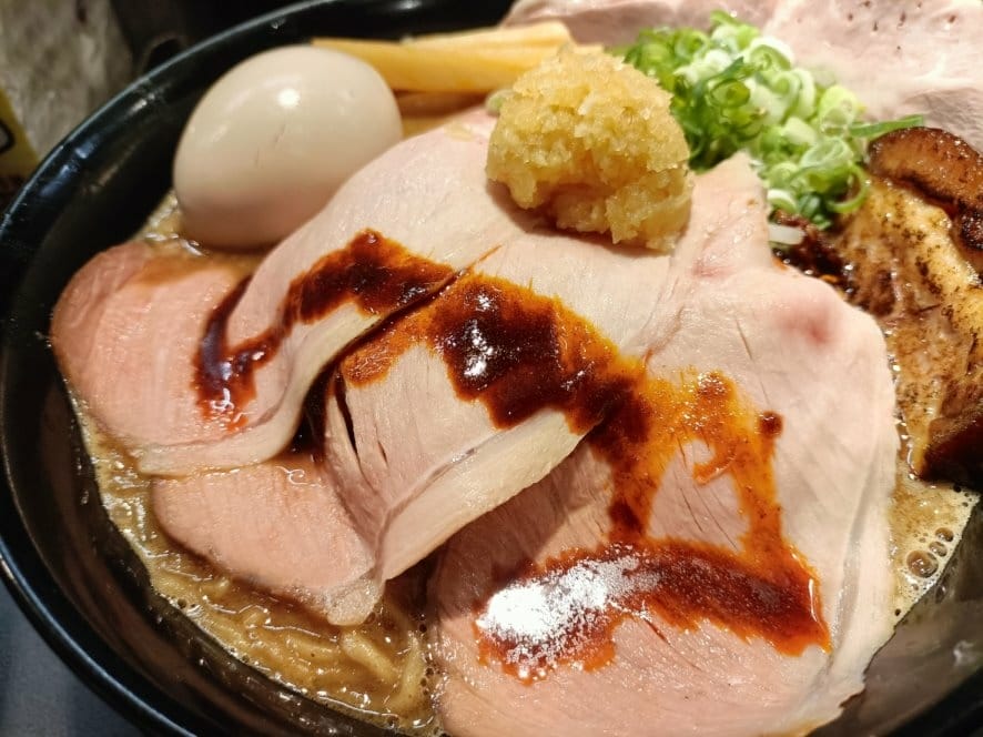 板橋美食|春㐂拉麵職人。湯頭無敵濃郁、肉量又多又大~吃完真的