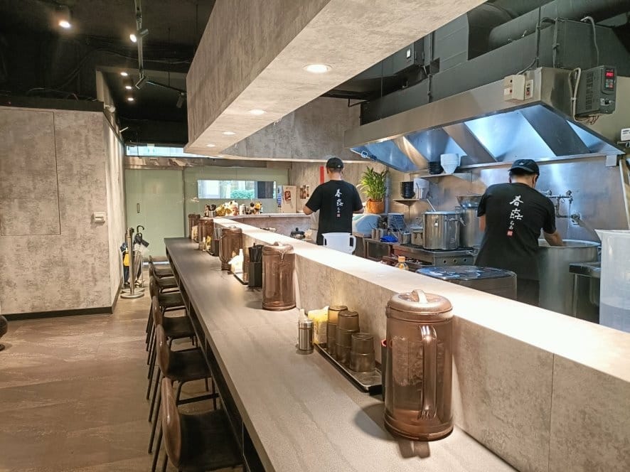 板橋美食|春㐂拉麵職人。湯頭無敵濃郁、肉量又多又大~吃完真的