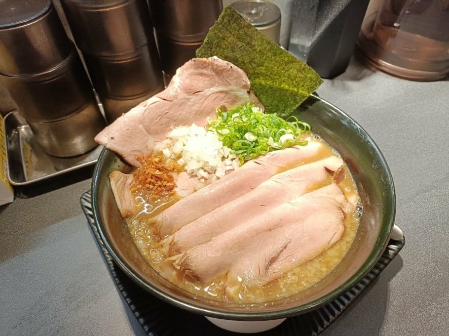 板橋美食|春㐂拉麵職人。湯頭無敵濃郁、肉量又多又大~吃完真的