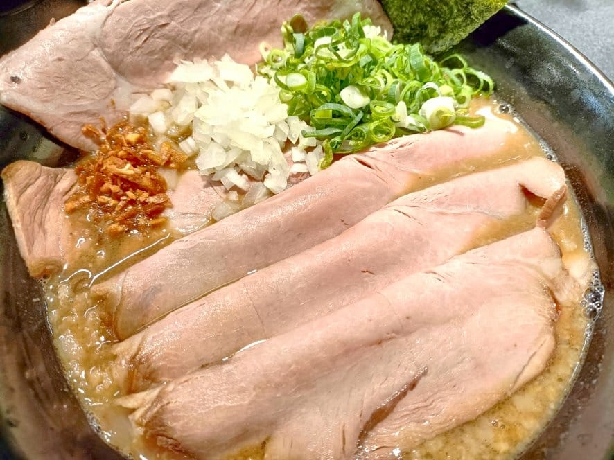 板橋美食|春㐂拉麵職人。湯頭無敵濃郁、肉量又多又大~吃完真的