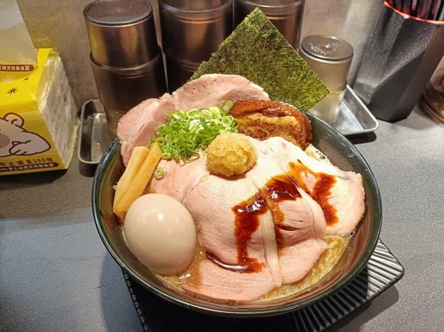 板橋美食|春㐂拉麵職人。湯頭無敵濃郁、肉量又多又大~吃完真的