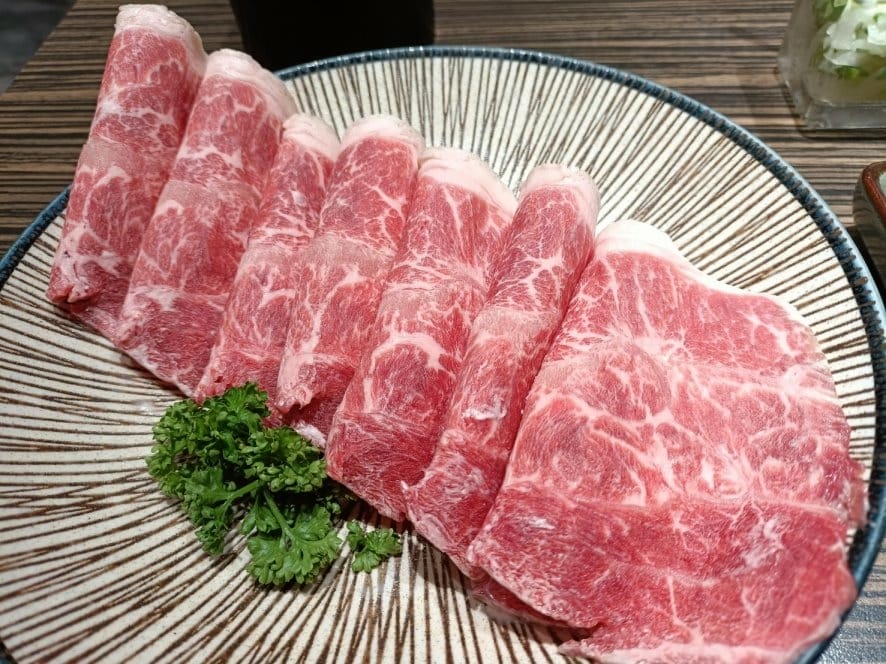 台北松山區美食|極蜆鍋物，上桌先來一大鍋的新鮮蒸煮蛤蜊、海陸