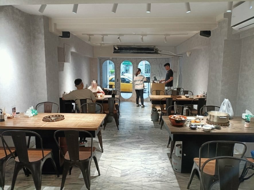 台北松山區美食|極蜆鍋物，上桌先來一大鍋的新鮮蒸煮蛤蜊、海陸