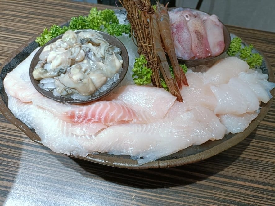 台北松山區美食|極蜆鍋物，上桌先來一大鍋的新鮮蒸煮蛤蜊、海陸
