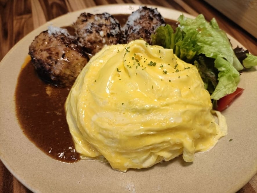 台北信義區美食|鳥作洋食-首推起司小漢堡咖哩、時蘿燻鮭魚貓耳