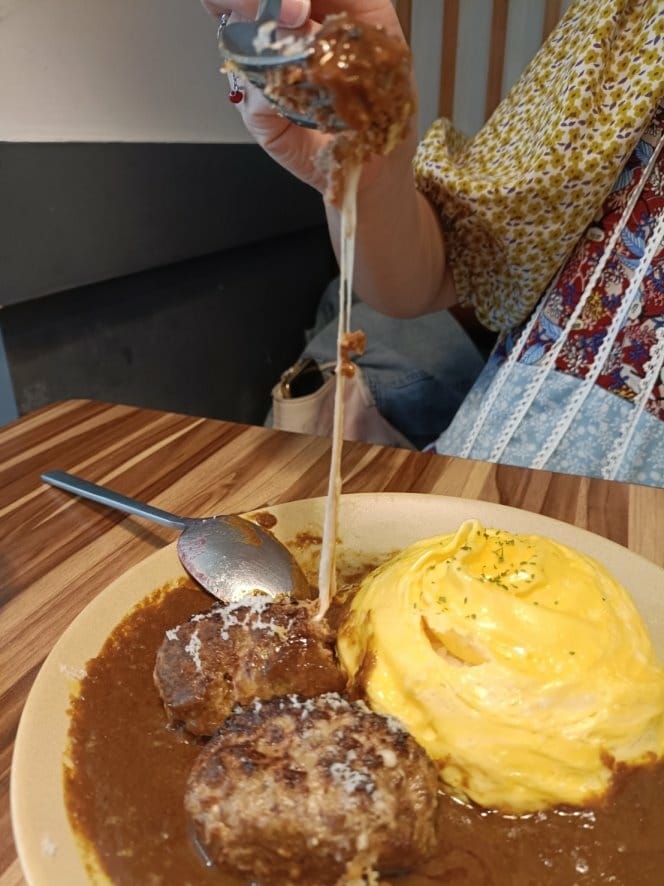 台北信義區美食|鳥作洋食-首推起司小漢堡咖哩、時蘿燻鮭魚貓耳