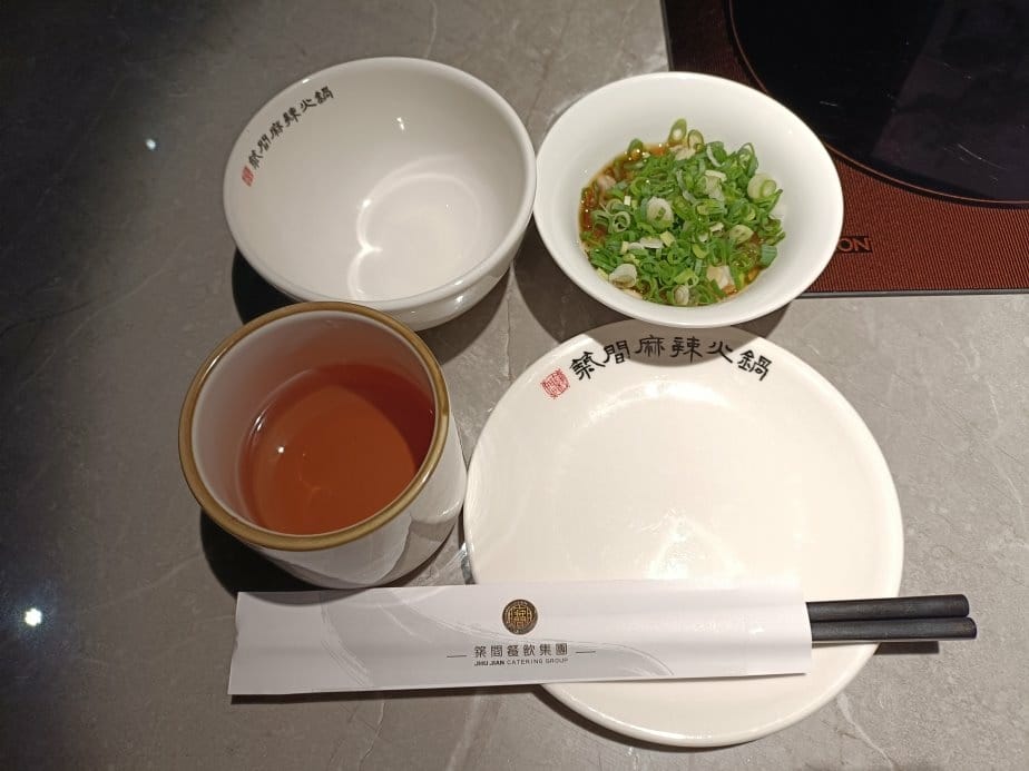 台北西門町美食|築間麻辣火鍋。粵式老火湯/經典麻辣鍋另附蕈菇 台北西門町美食|築間麻辣火鍋。粵式老火湯/經典麻辣鍋另附蕈菇