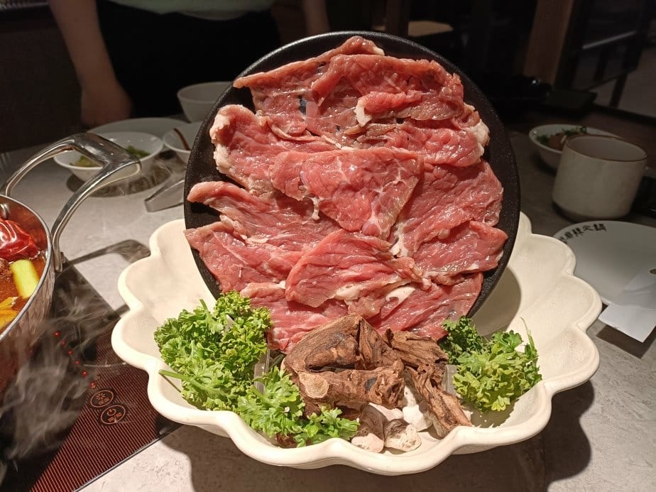 台北西門町美食|築間麻辣火鍋。粵式老火湯/經典麻辣鍋另附蕈菇 台北西門町美食|築間麻辣火鍋。粵式老火湯/經典麻辣鍋另附蕈菇