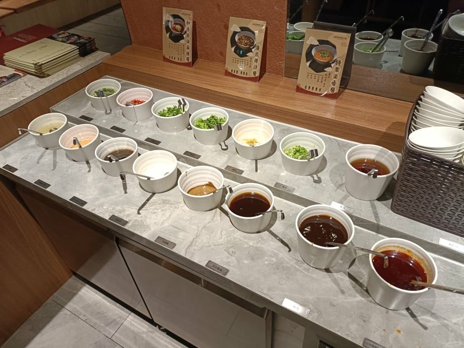 台北西門町美食|築間麻辣火鍋。粵式老火湯/經典麻辣鍋另附蕈菇 台北西門町美食|築間麻辣火鍋。粵式老火湯/經典麻辣鍋另附蕈菇