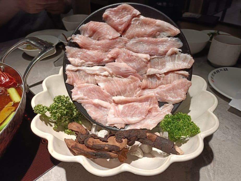 台北西門町美食|築間麻辣火鍋。粵式老火湯/經典麻辣鍋另附蕈菇 台北西門町美食|築間麻辣火鍋。粵式老火湯/經典麻辣鍋另附蕈菇