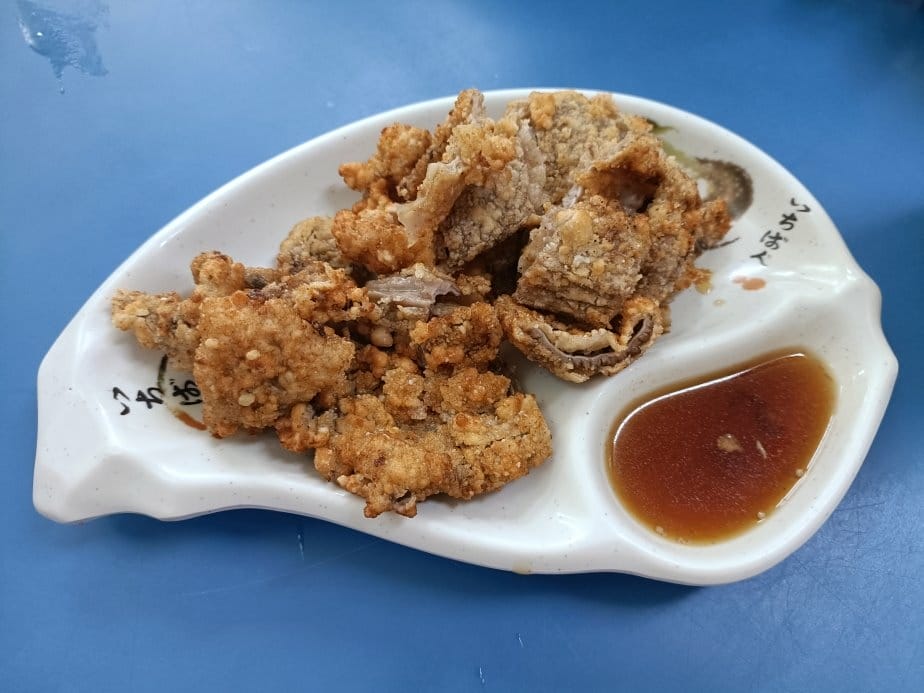 台南小吃|阿川紅燒土魠魚焿，海安路上的人氣美食!