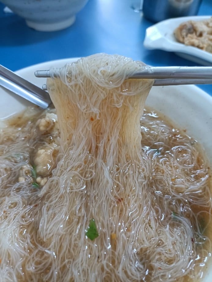 台南小吃|阿川紅燒土魠魚焿，海安路上的人氣美食!