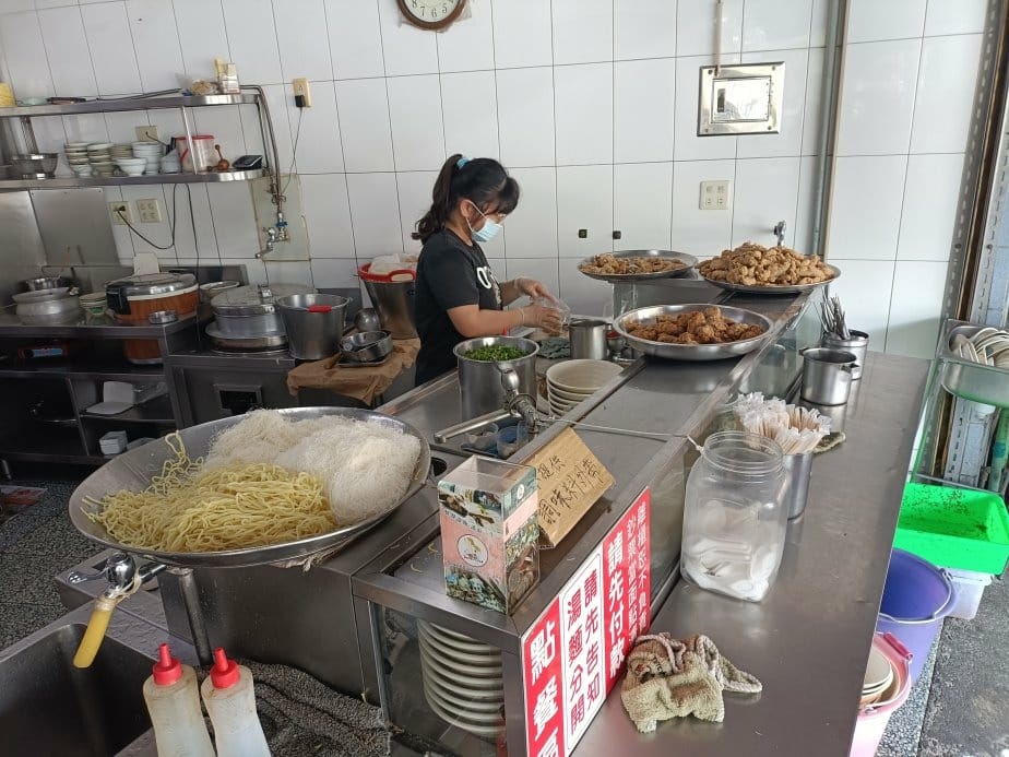 台南小吃|阿川紅燒土魠魚焿，海安路上的人氣美食!