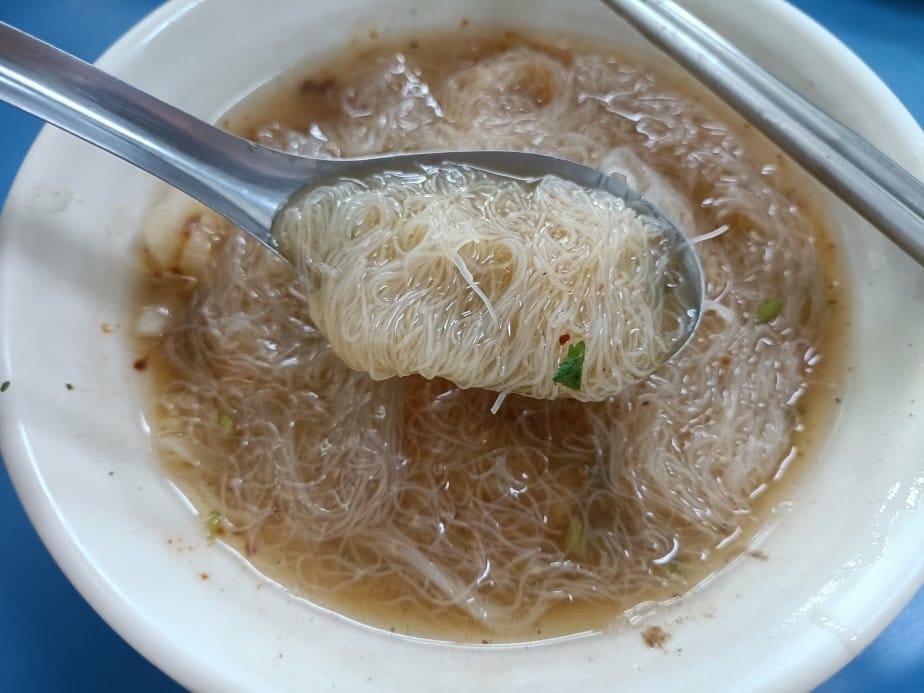 台南小吃|阿川紅燒土魠魚焿，海安路上的人氣美食!