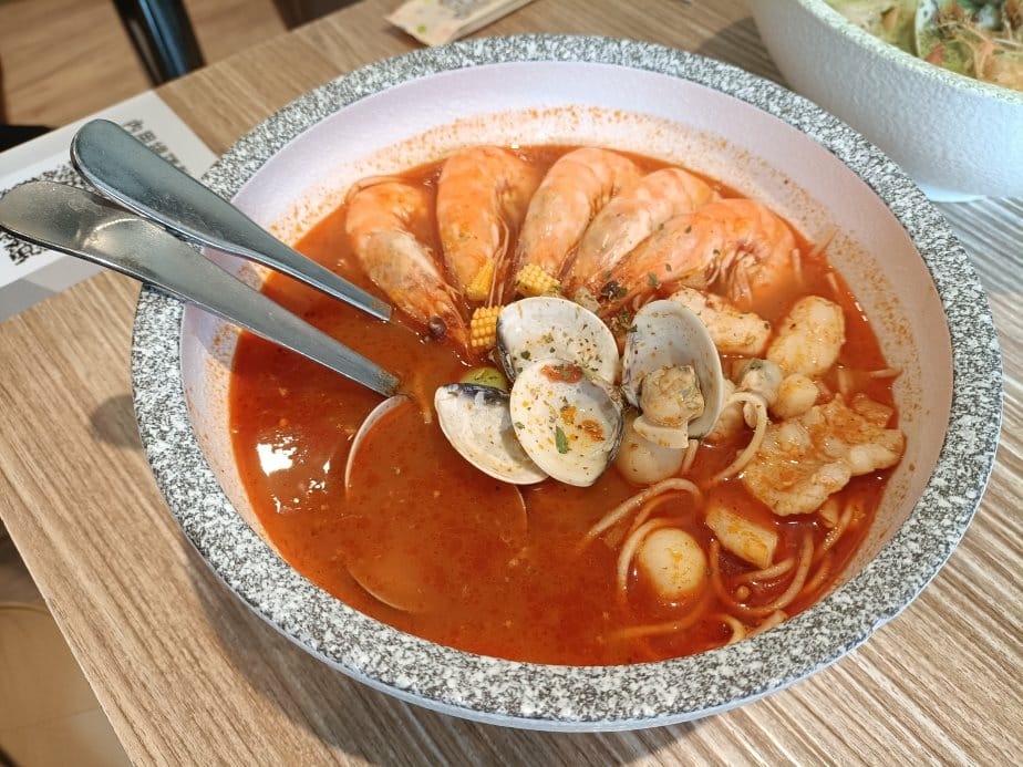 桃園美食|義匠義式湯麵-桃園南平店。義大利麵很一般、湯頭很不 桃園美食|義匠義式湯麵-桃園南平店。義大利麵很一般、湯頭很不