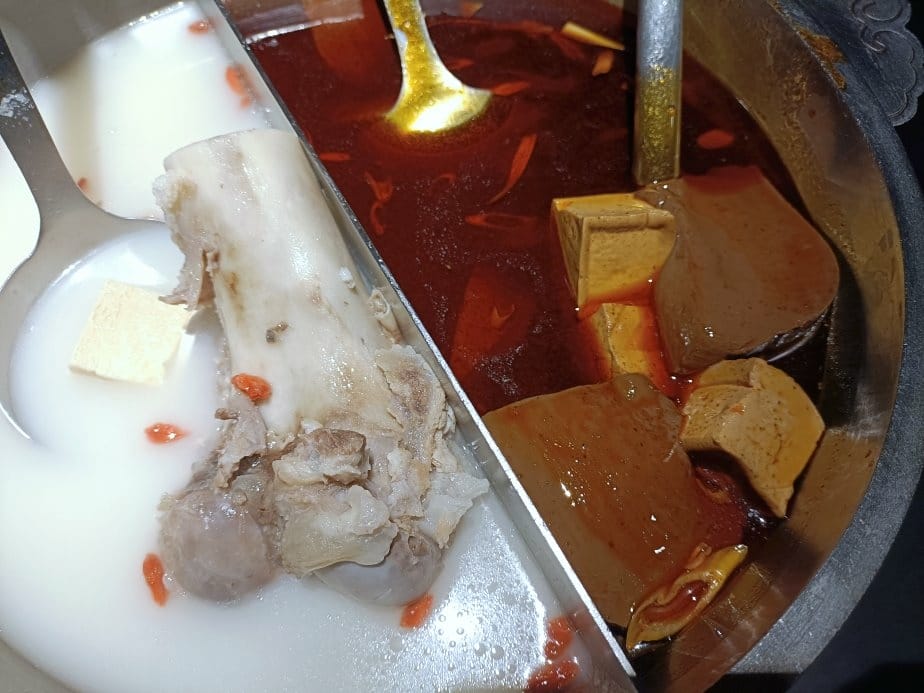 台中美食|岩漿火鍋-台中公益店。膠原鈣骨湯用大骨熬煮出的乳白