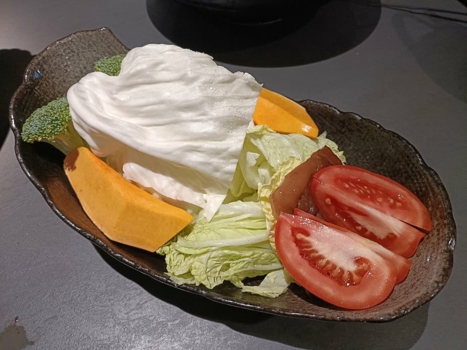 台中美食|岩漿火鍋-台中公益店。膠原鈣骨湯用大骨熬煮出的乳白