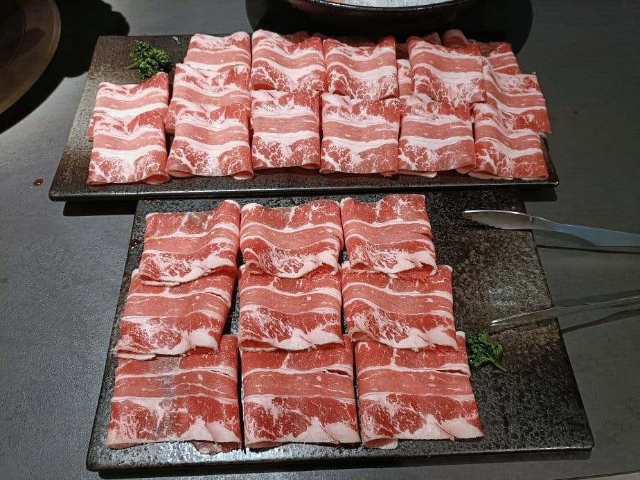 台中美食|岩漿火鍋-台中公益店。膠原鈣骨湯用大骨熬煮出的乳白