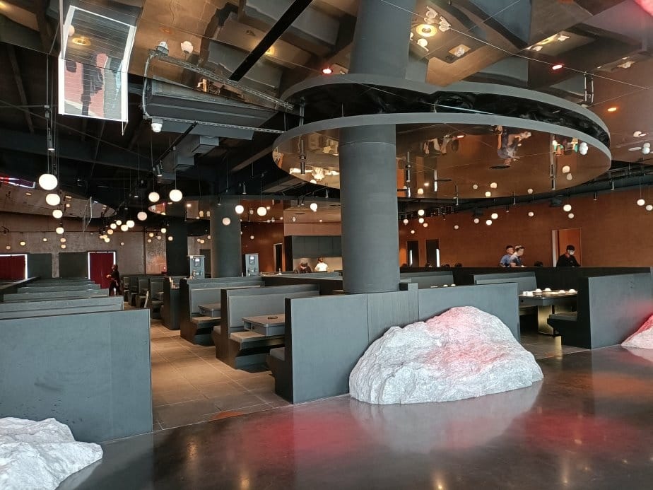 台中美食|岩漿火鍋-台中公益店。膠原鈣骨湯用大骨熬煮出的乳白