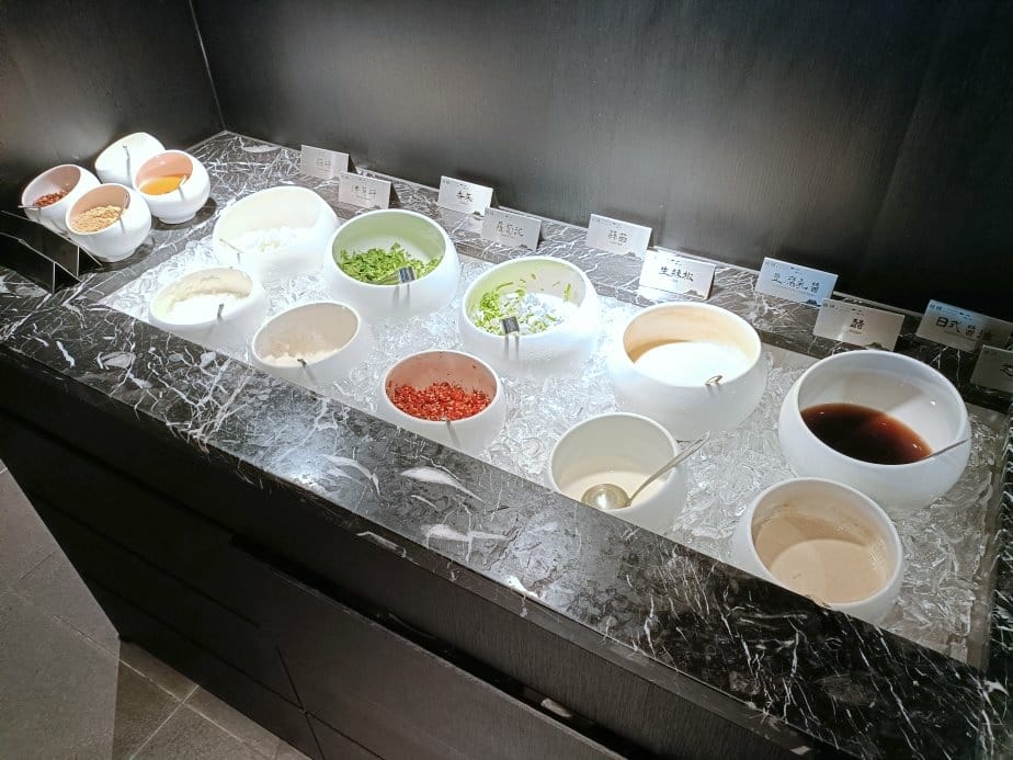 台中美食|岩漿火鍋-台中公益店。膠原鈣骨湯用大骨熬煮出的乳白