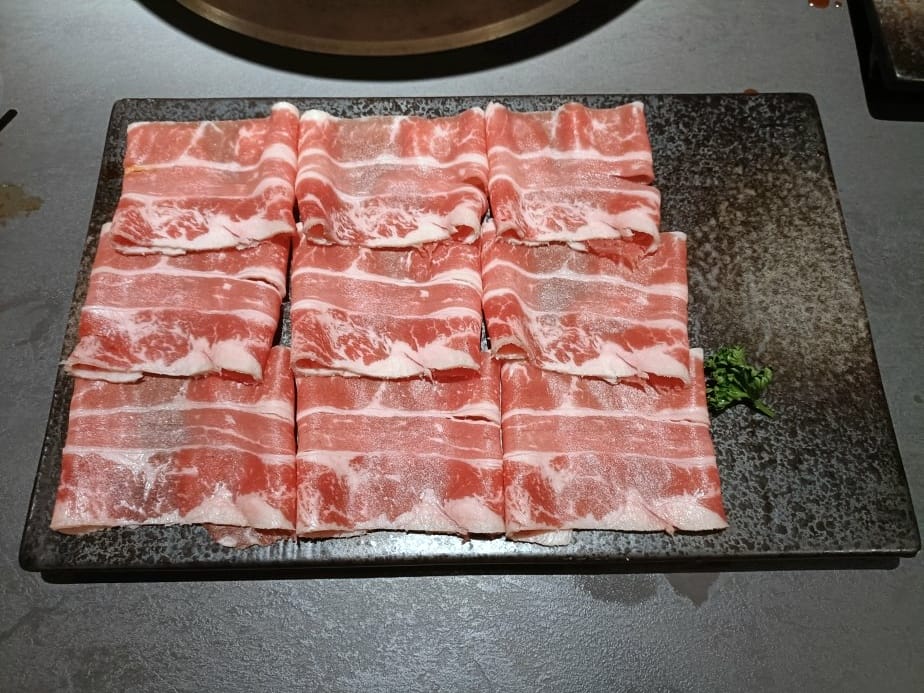 台中美食|岩漿火鍋-台中公益店。膠原鈣骨湯用大骨熬煮出的乳白