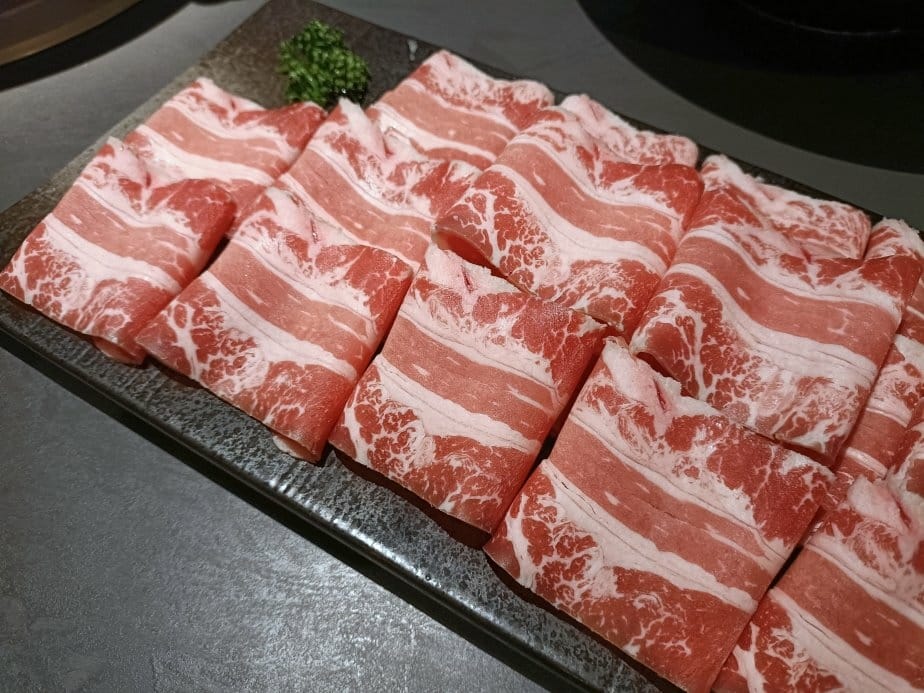 台中美食|岩漿火鍋-台中公益店。膠原鈣骨湯用大骨熬煮出的乳白