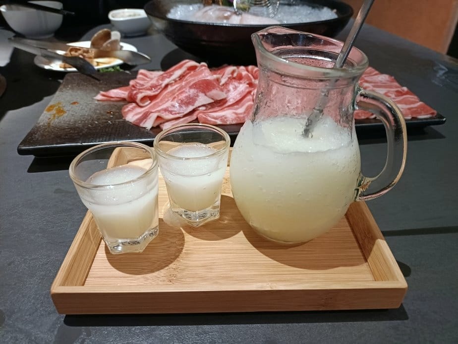 台中美食|岩漿火鍋-台中公益店。膠原鈣骨湯用大骨熬煮出的乳白