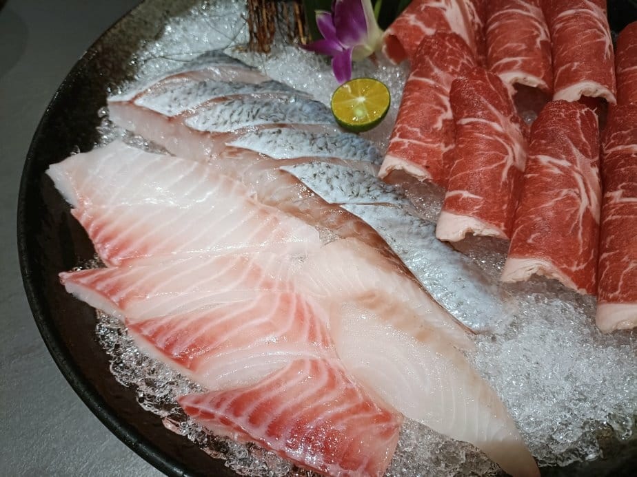 台中美食|岩漿火鍋-台中公益店。膠原鈣骨湯用大骨熬煮出的乳白